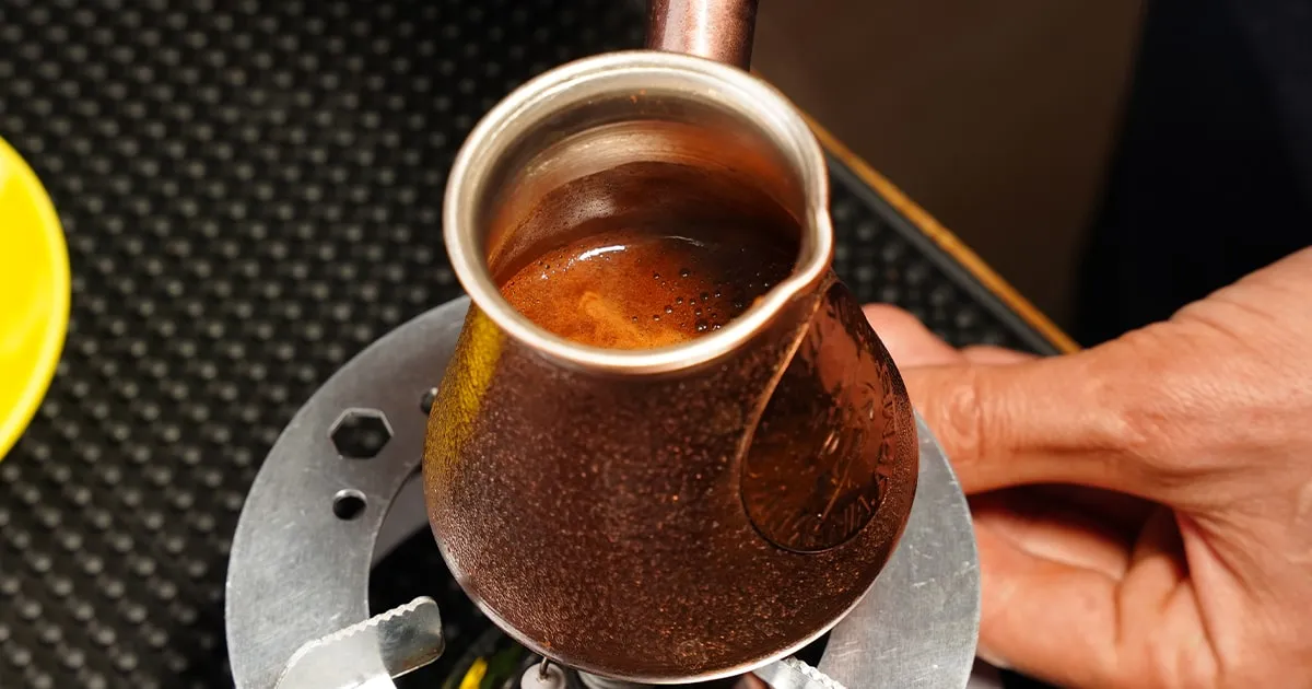 طرز تهیه قهوه ترک به روش سنتی مرحله سوم